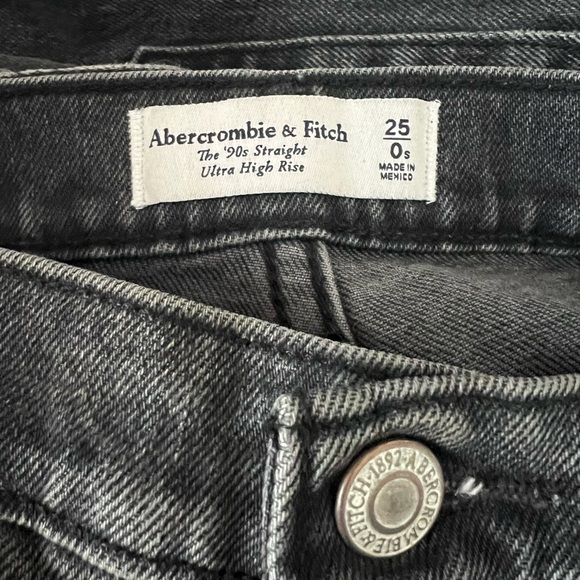 Abercrombie 90’s Straight Ultra High Rise - Picture 4 of 4